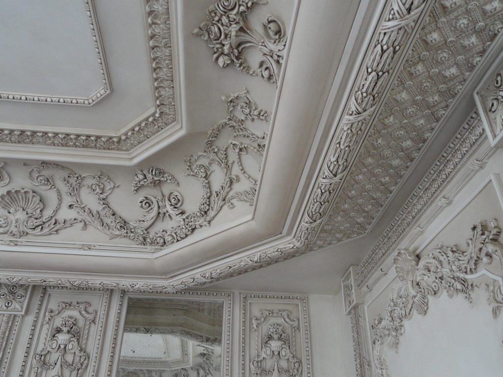 Casing wall molding design